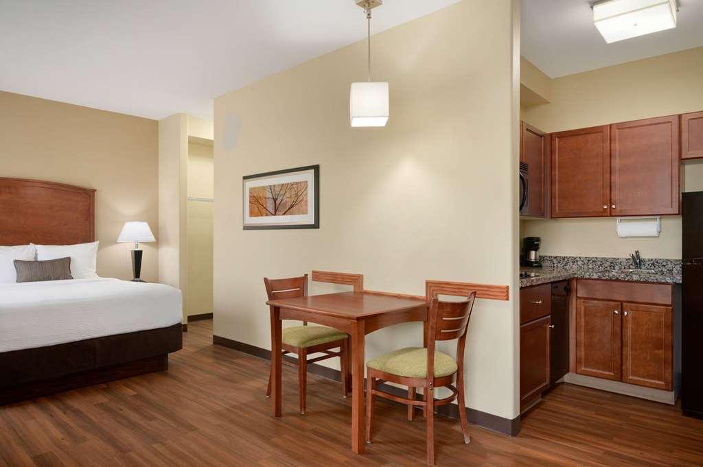 Days Inn & Suites By Wyndham Sherwood Park Edmonton Room photo